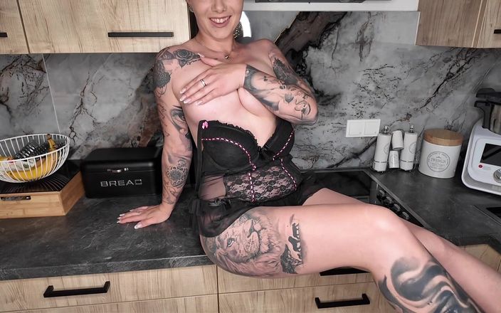 Nina Devil: Gib es mir! Meine muschi braucht einen orgasmus!