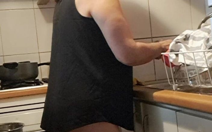 Mommy big hairy pussy: MILF in der Küche arbeitet