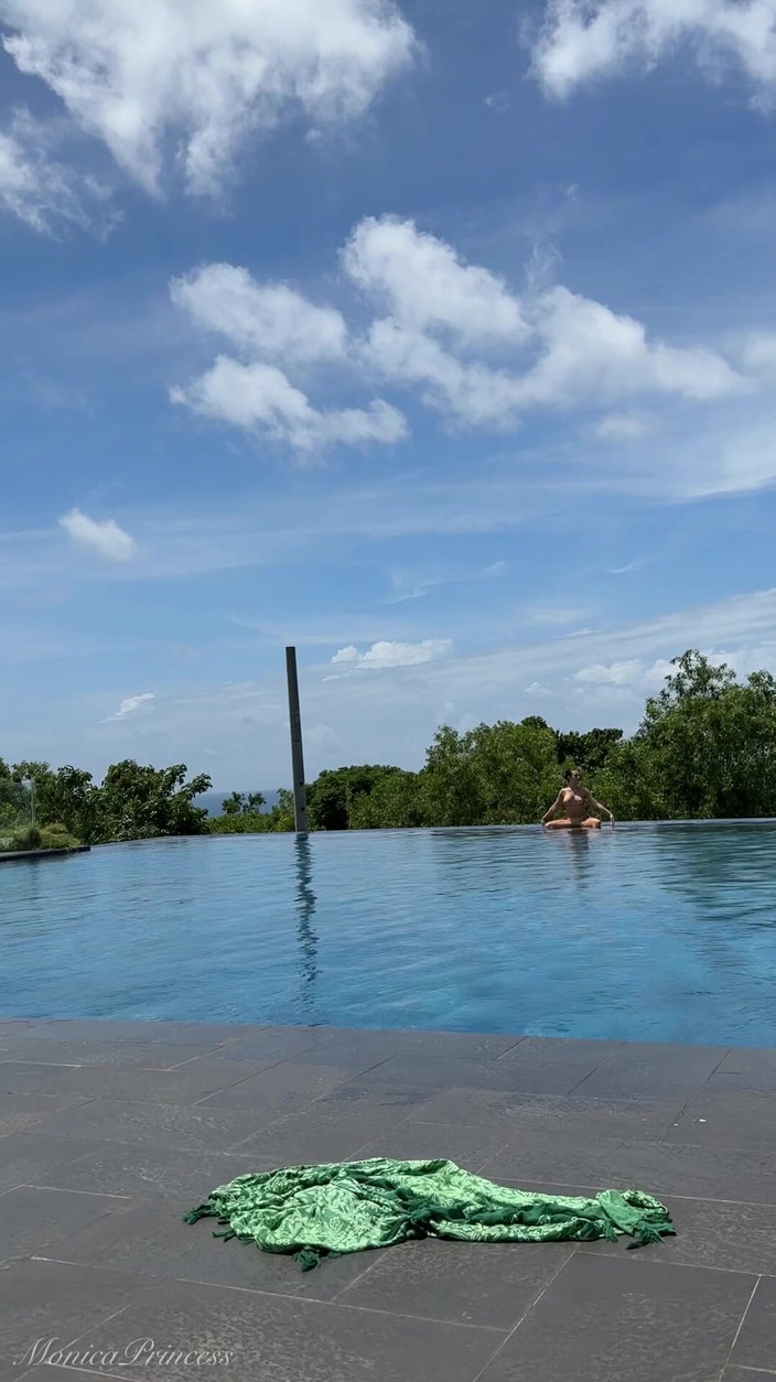 Princess Monica: Plagen bij het zwembad in microbikini, zwemmen