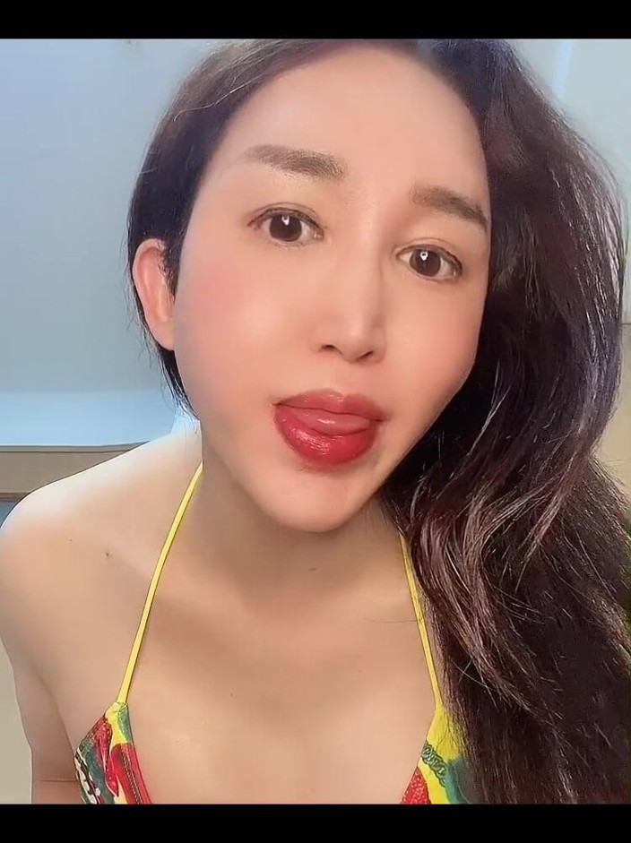 TS Shizuka: Shemale dalam Bikini Salivates di You Saliva dan Cum