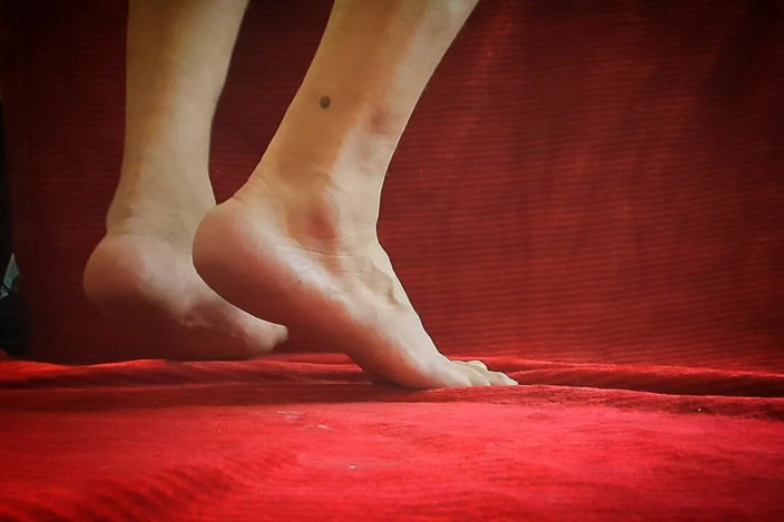 Feets Macho Latino: Bermain dengan kaki saya dan dildo