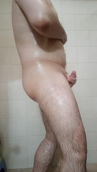 Svalnatý muž se koupe, sexy