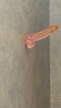 Pompino con dildo in doccia