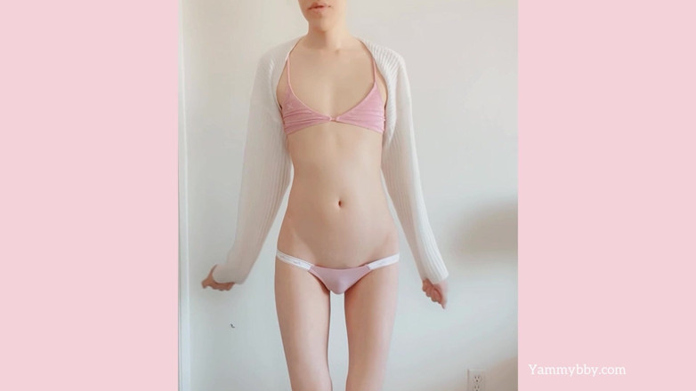 Yammybby: Демонструю своє гладке худе тіло