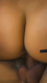 Adriana Luna leva por trás e ele goza na bunda dela