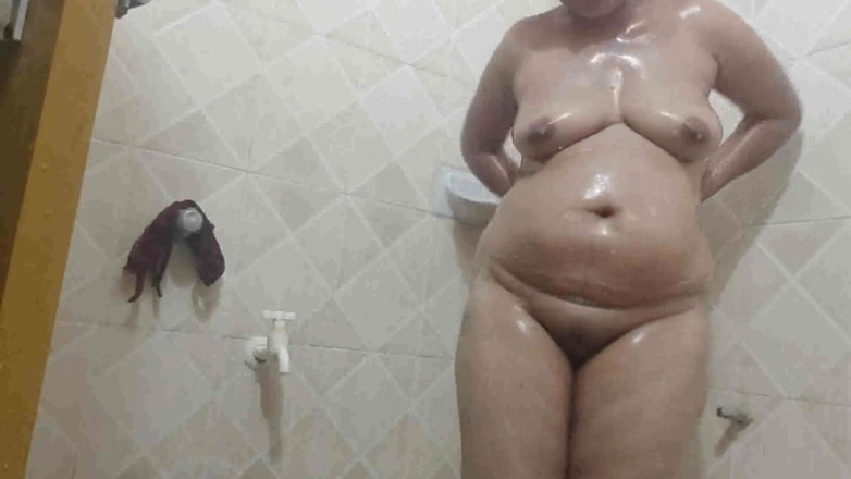 Sexy sindu: Sindu sexy se baigne avec son amant