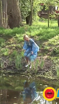 Velký zadek, malá prsa blondýna dostane bušení ve trojce