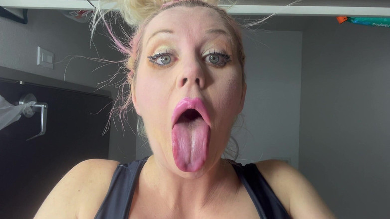 Sultry Silvea: Sensual Silvea lambendo e smushing você com meus peitos