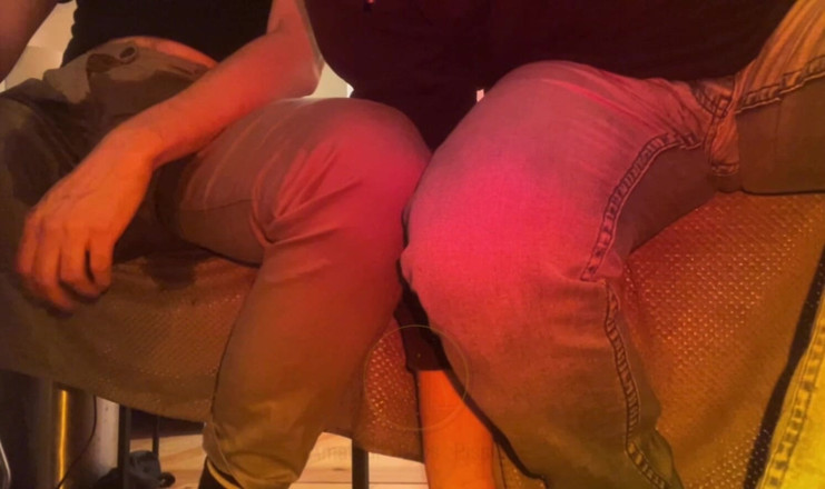 AmateurBoysPissing: 추종자를 위해 캠에 바지를 젖히는 아마추어 플랫메이트 2 명