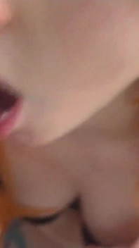 Asuka geeft me een pijpbeurt en slikt mijn sperma door