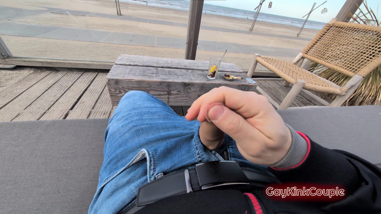 GayKinkCouple: Wank mạo hiểm tại bãi biển