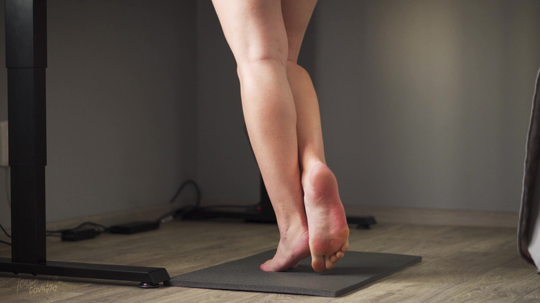 Teasecombo 4K: Titta på tonåring avrealer vid stående skrivbord