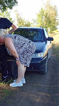 Herkesin içinde doğada yazdı, bir komşusunu ağzından sikti ve dölle doldurdu