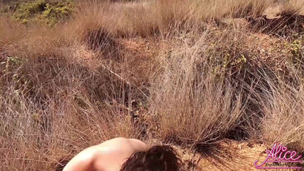 Alice KellyXXX: Pompino grande cazzo sconosciuto e pecorina con creampie all'aperto dopo...