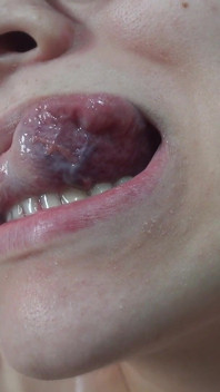 義理の妹は舌フェチで、口で遊び、その後歯を見せます