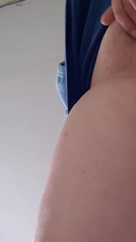 Tante seksi dengan rok mini lagi asik masturbasi di kantor