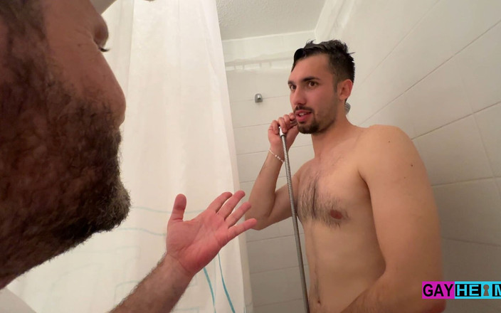 GAYheim: Мисен Балканськийбой під час інтерв'ю в душі