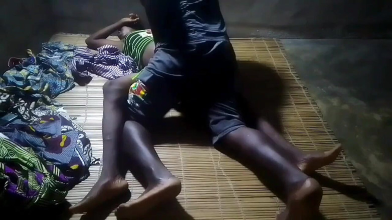 Sex tatie dessi: Menina oferece sexo ao seu proprietário por razões de aluguel...