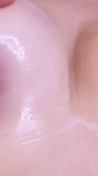 奇妙な小さなおっぱい唾液、乳首が遊ぶ