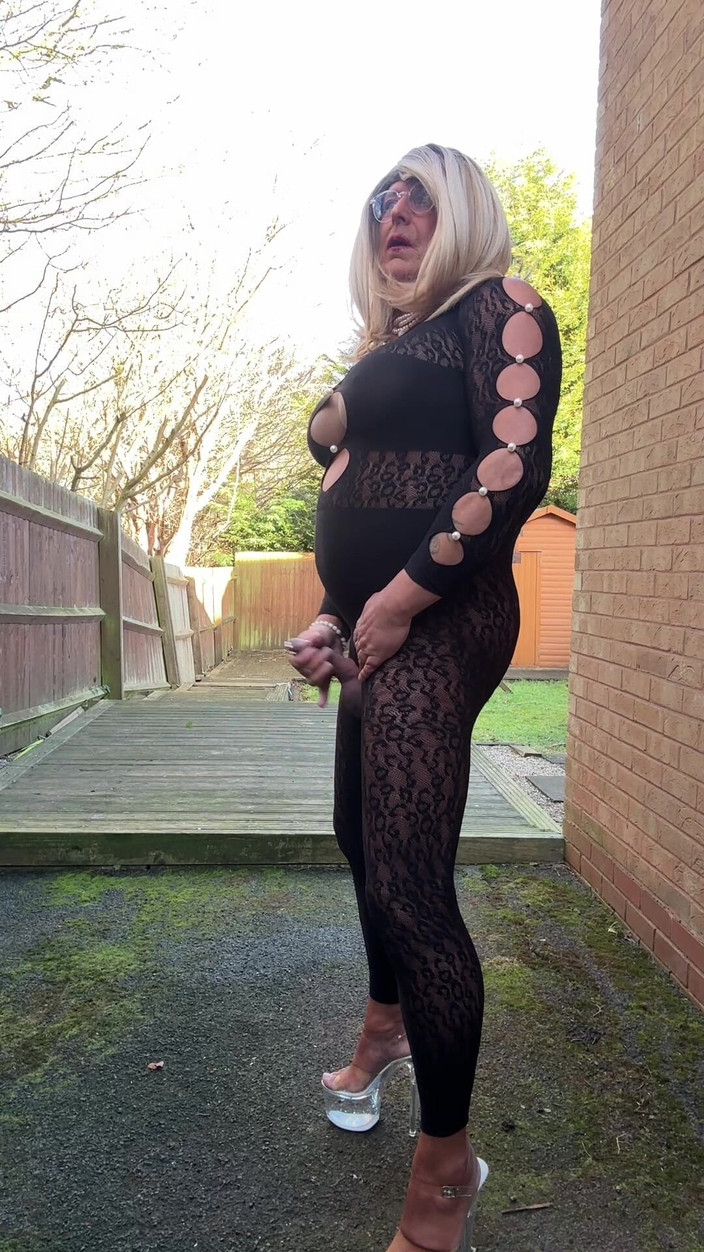 Kellycd2022: Si seksi crossdresser kellycd2022 dengan ganas dengan sepatu hak tinggi...