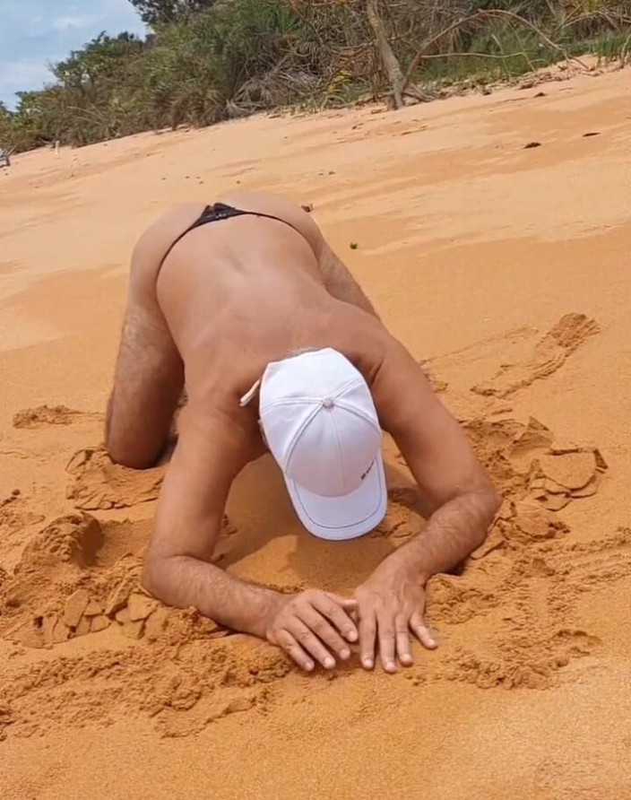 Ladysilvas: Ladysilva travestie très salope sur la plage en culotte quel...