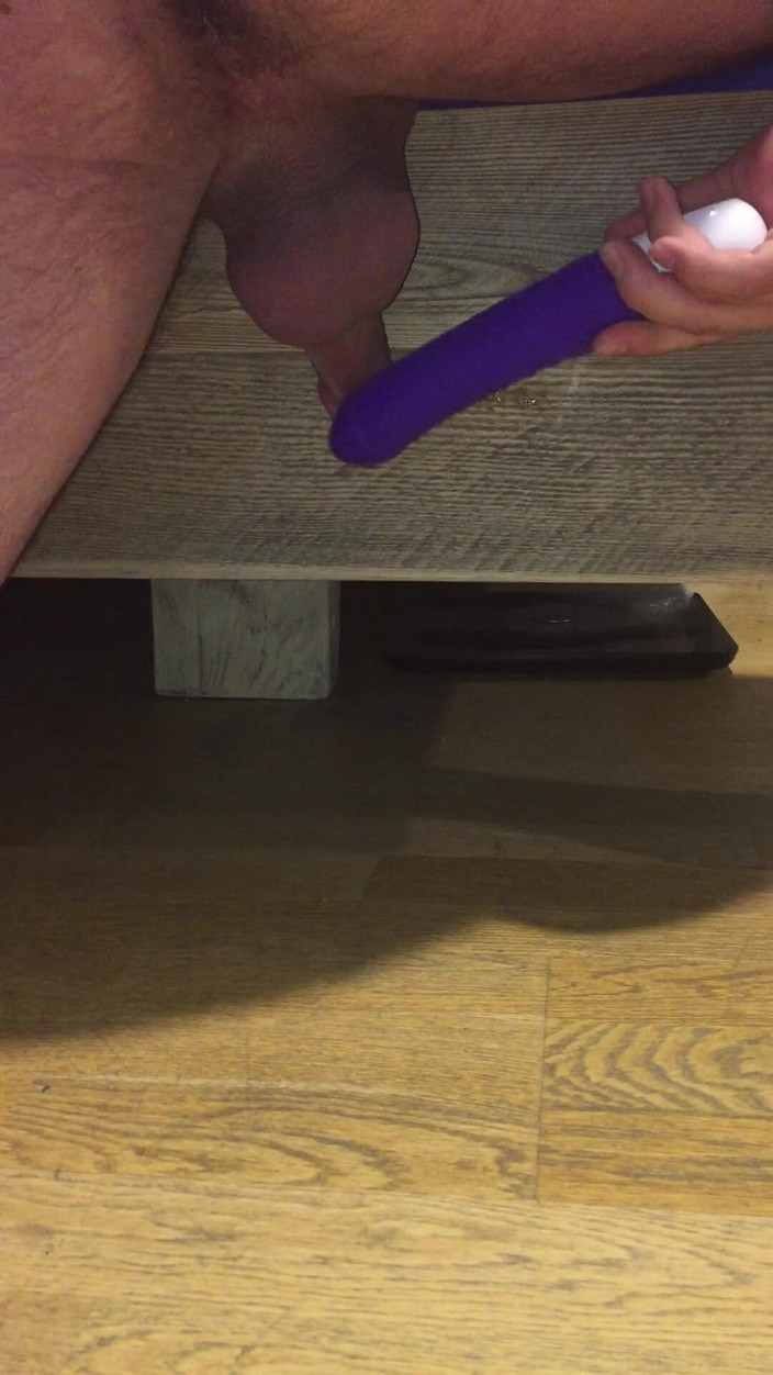Anon0113: Mungendo due orgasmi rovinati usando il vibratore del mio compagno...