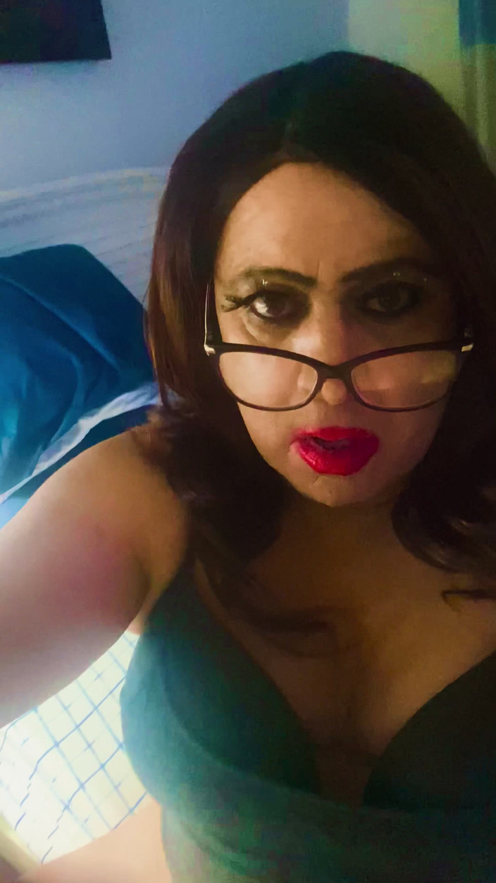 Krissy Sweets: Krissy Sweets acariciando seu pau