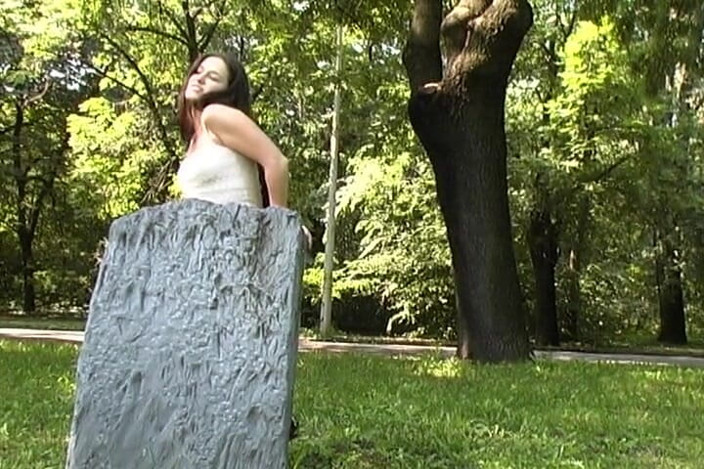 Porno kino: Urocza niemiecka nastolatka lubi siusiu i bawić się swoją cipką