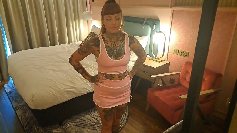 Yourfavecumslut: 继姐汗湿的屁股，腋窝和脚崇拜