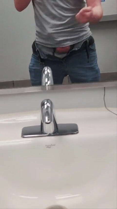 Ballbuster boi: Junger selbst-ball-buster sprengt seine nüsse im Walmart-badezimmer