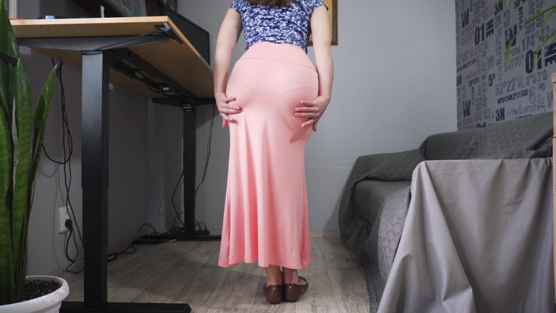 Teasecombo 4K: 긴 맥시 스커트를 입은 가시팬티 라인 애타게