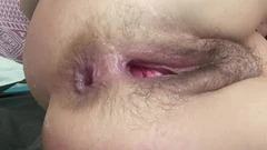 Spuitorgasme harig anaal gaatje. Amateur anale harige kut orgasmes van een lul in haar kont. Rijpe vrouw in prachtige lingerie.