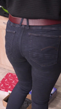 Regarder une maman sexy avec une ligne de culotte se pencher et nettoyer