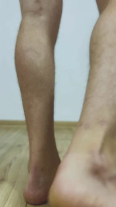 Teenie-junge masturbiert und zeigt arsch in strumpfhosen für papi