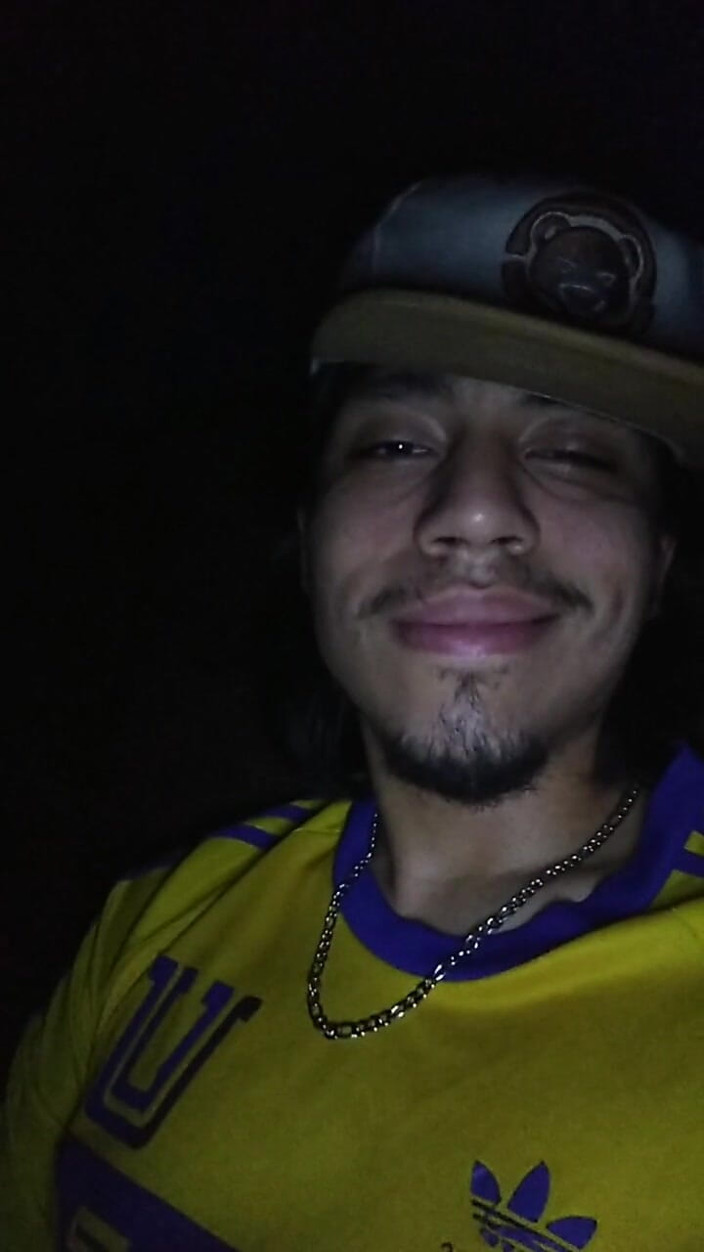 AlexAlejandro13: 소년은 안락의자에서 매우 뜨겁게 느낍니다.