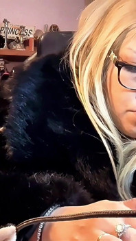Psikotik sigara içme seansı açık havada sigara içme zinciri videolarını düzenlerken iri güzel kadın orta yaşlı seksi kadın sigara içiyor vlog
