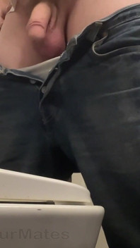 Un Hétéro Amateur En Short En Jean Avec De Grosses Couilles Pendantes Se Fait Surprendre En Train De Pisser Sans Les Mains
