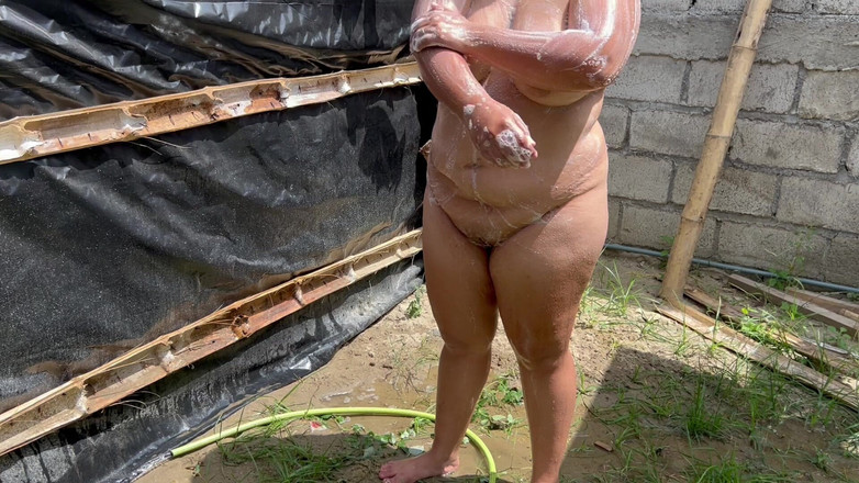 Stepmom_with_big_tits: La ragazza sexy esibizionista ecuadoriana si fa il bagno in...