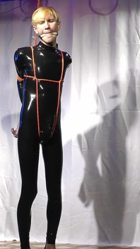 Nicky, poupée en latex, bâillonnée et corde