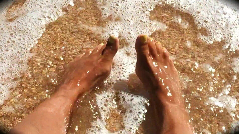 Lukerya: 바다의 파도에 섹시한 다리를 애무하는 태양의 외로운 주부