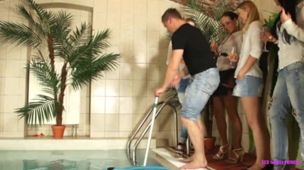 Czech Pornzone: Una folle orgia in piscina