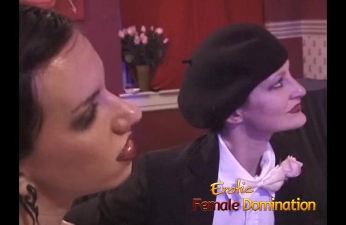 Erotic Female Domination: Sexy buikdanseres geeft een show