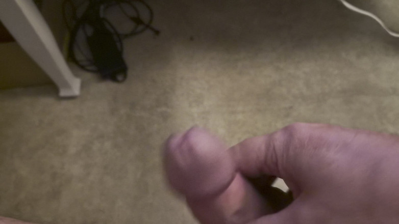 Pellefnatt: Arkadaşım sandalyeye oturuyor ve video izlerken yarağını sıvazlıyor