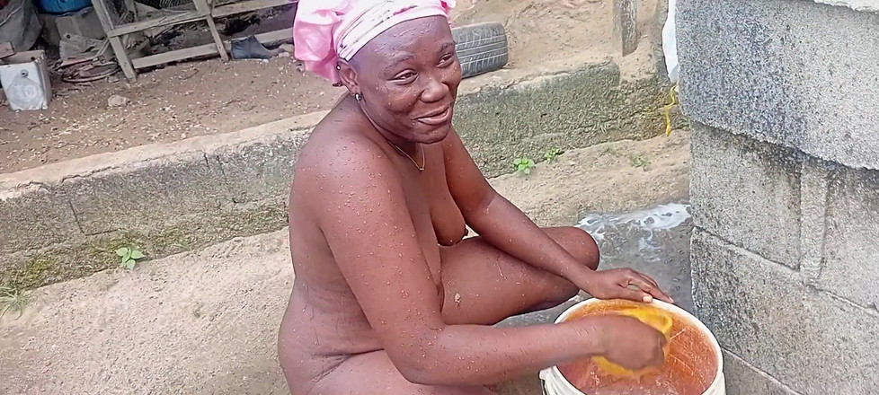 Creamyshuga: 性感的农村女孩在大院外洗澡