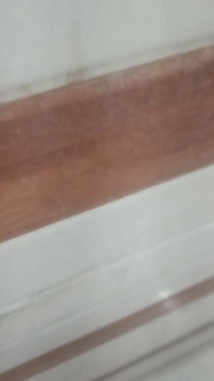 Giovane ragazzo in bagno