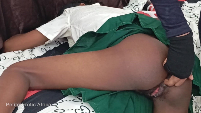 Petite Erotic Africa: Солодка чорношкіра тінка бере величезний член із пристрасті