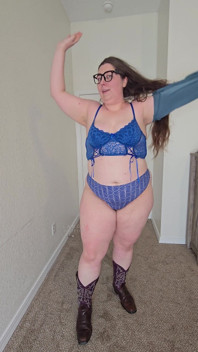 Bbw cowgirl toont lingerie, anale plug, vuile praat