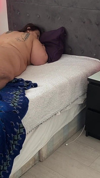 Une femme trompe sa femme avec la plus grosse bite noire qu’elle a eu de sa vie sans préservatif et sans masque