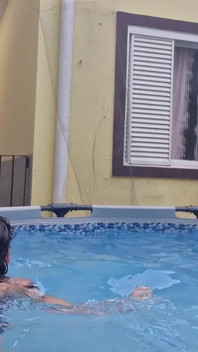 Ta voisine salope se montre dans la piscine