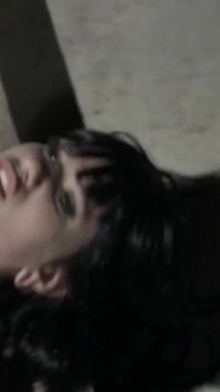 Emo tiener krijgt billenkoek op haar voeten en geniet van pijn met hete was